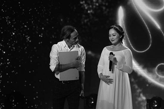 Lan Phương khóc khi vừa ôm bụng bầu vừa hát