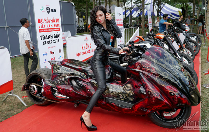 Dàn hotgirl xinh đẹp đọ dáng cùng hàng ngàn mô tô khủng