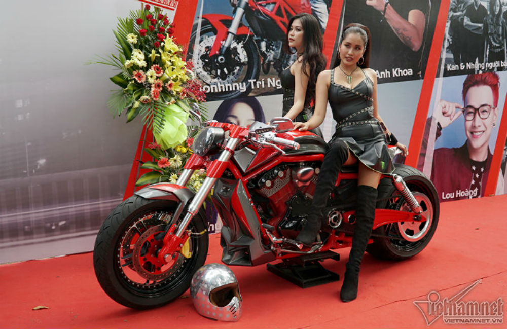 Dàn hotgirl xinh đẹp đọ dáng cùng hàng ngàn mô tô khủng Dàn hotgirl xinh đẹp đọ dáng cùng hàng ngàn mô tô khủng