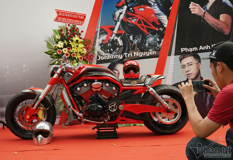 Dàn hotgirl xinh đẹp đọ dáng cùng hàng ngàn mô tô khủng