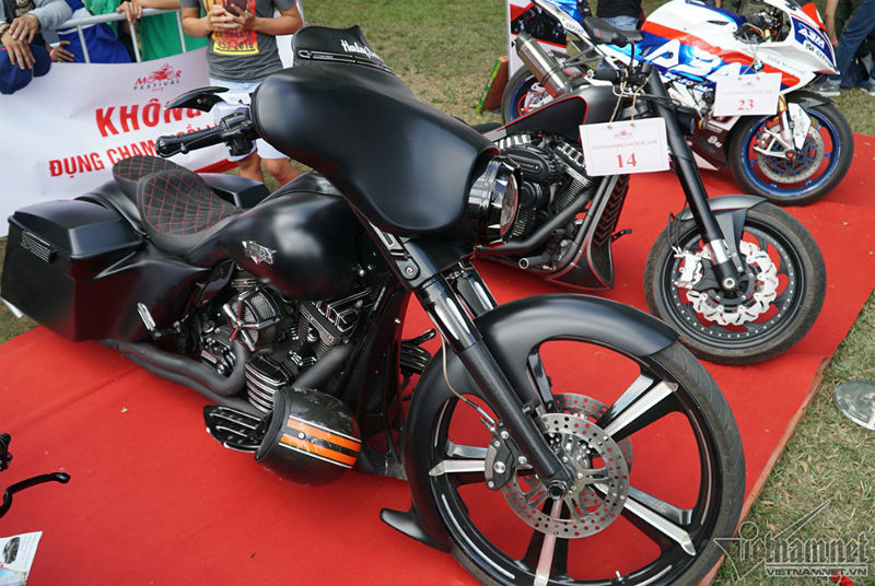 Dàn hotgirl xinh đẹp đọ dáng cùng hàng ngàn mô tô khủng