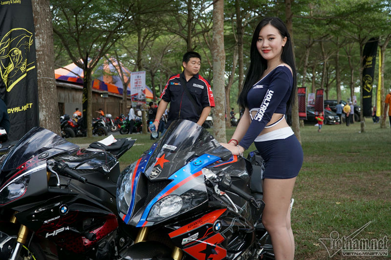 Dàn hotgirl xinh đẹp đọ dáng cùng hàng ngàn mô tô khủng