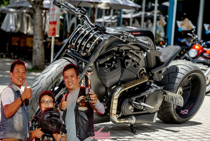 Dàn hotgirl xinh đẹp đọ dáng cùng hàng ngàn mô tô khủng