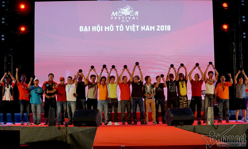 Dàn hotgirl xinh đẹp đọ dáng cùng hàng ngàn mô tô khủng