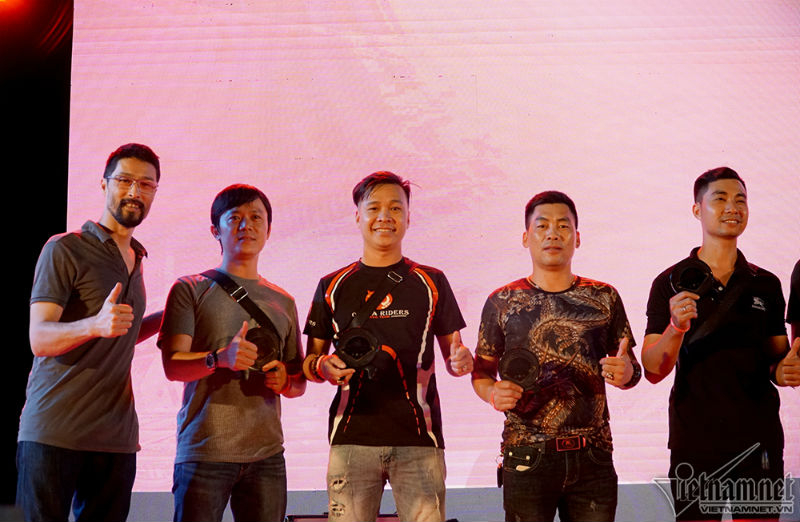 Dàn hotgirl xinh đẹp đọ dáng cùng hàng ngàn mô tô khủng