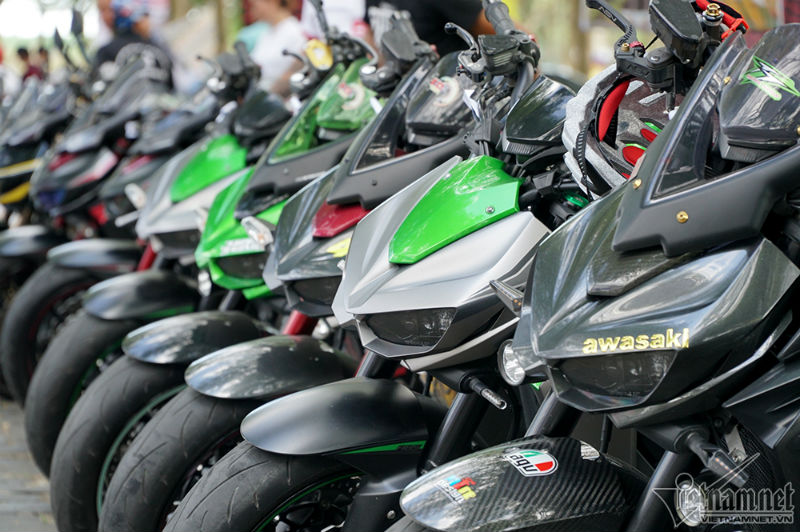 Dàn hotgirl xinh đẹp đọ dáng cùng hàng ngàn mô tô khủng