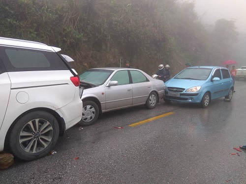 19 ôtô đâm liên hoàn ở Hoà Bình do sương mù