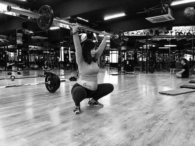 Chụp ảnh tự sướng, lập team ăn lẩu uống bia, các mẹ bầu chờ lên thớt đáng yêu gây sốt mạng