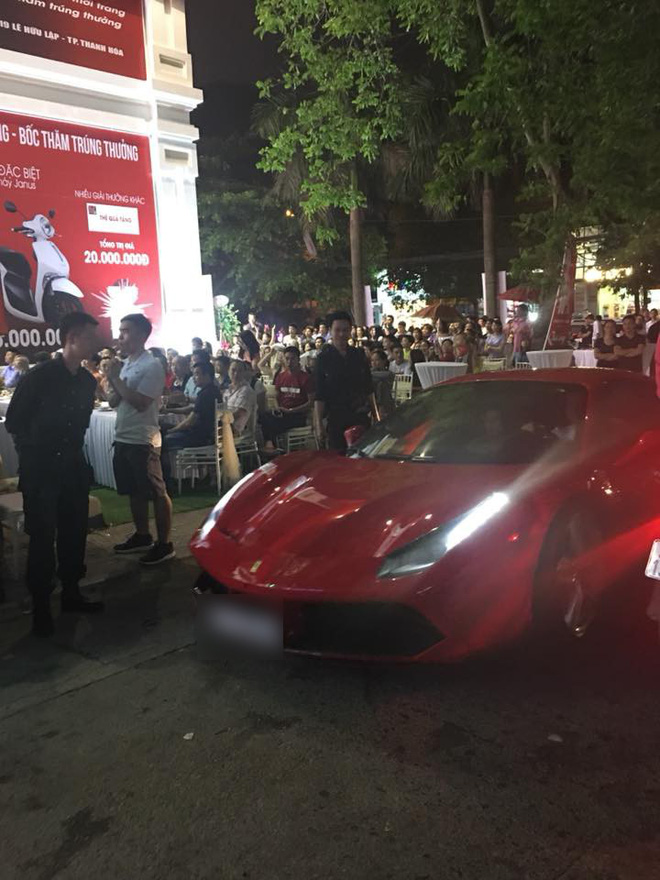 Siêu xe 16 tỷ gặp sự cố trên đường, Tuấn Hưng gửi lời khẩn cầu người dân