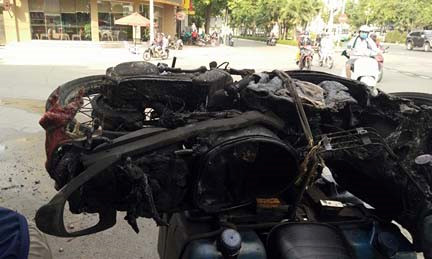 Xe máy tay ga bốc cháy dữ dội khi dừng đèn đỏ