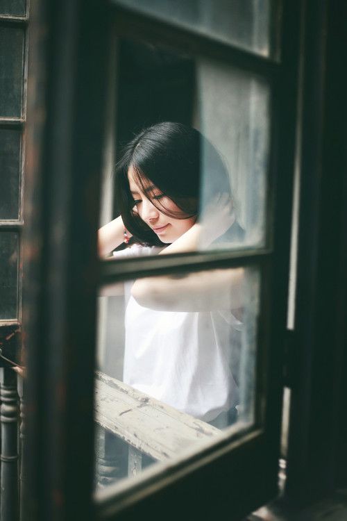 Đàn bà là giống loài kì lạ, có thể căm thù đàn ông bội bạc đến tận xương tủy nhưng sâu thẳm tình cảm vẫn còn ở đâu đấy