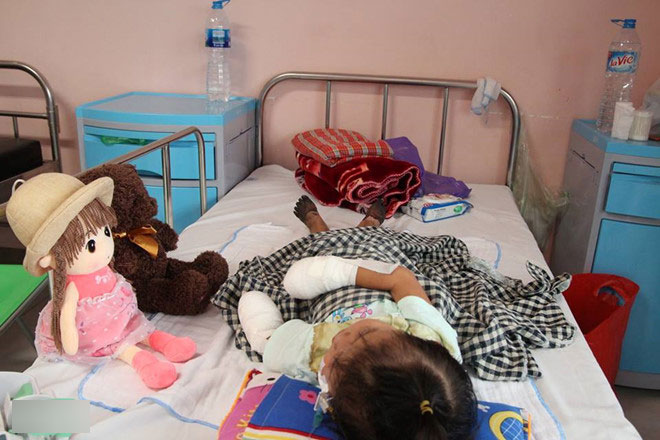 Sau vết phồng ở tay chân, bé gái 3 tuổi phải cắt bỏ tứ chi