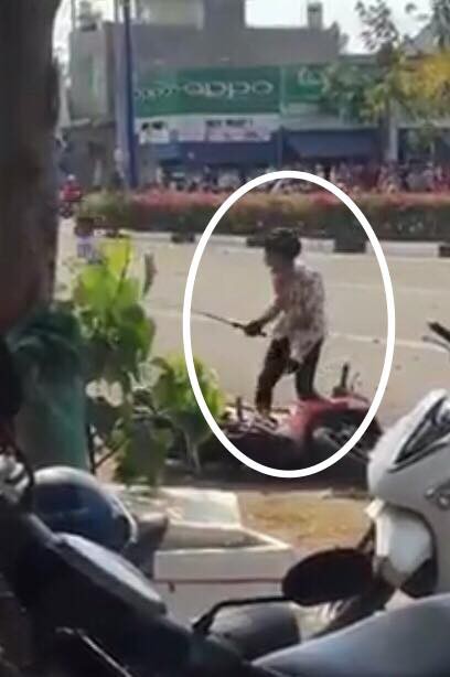 Tên trộm xe cầm mã tấu chống trả quyết liệt người dân vây bắt