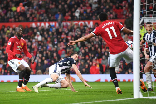 Man City vô địch Ngoại hạng Anh nhờ Man Utd thua đội bét bảng