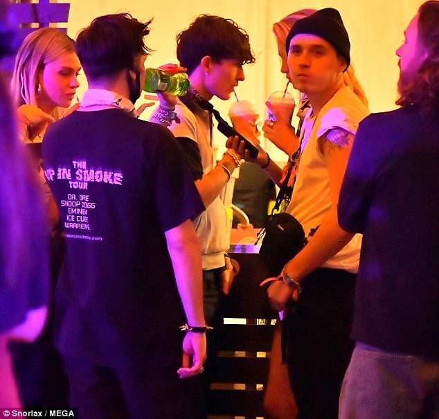 Brooklyn Beckham tán tỉnh người đẹp tóc vàng mới cao hơn cả mình tại Coachella