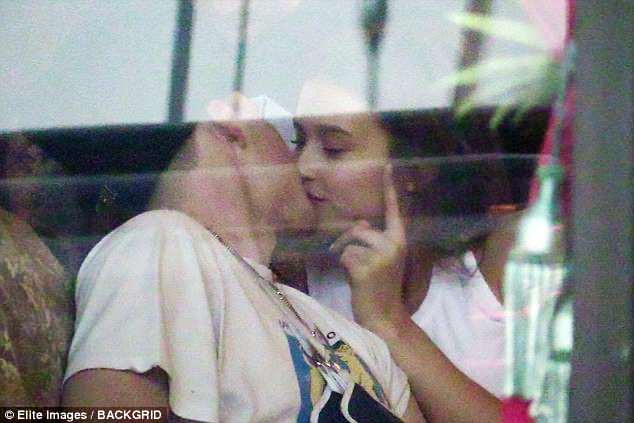 Brooklyn Beckham tán tỉnh người đẹp tóc vàng mới cao hơn cả mình tại Coachella