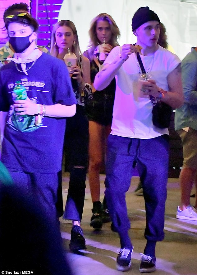 Brooklyn Beckham tán tỉnh người đẹp tóc vàng mới cao hơn cả mình tại Coachella