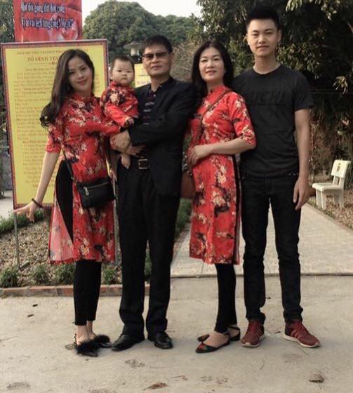 Vợ hốt hoảng thấy ảnh chồng chụp với phụ nữ khác, biết danh tính rồi còn giật mình hơn Vợ hốt hoảng thấy ảnh chồng chụp với phụ nữ khác, biết danh tính rồi còn giật mình hơn