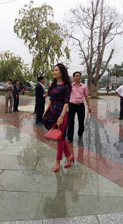 Vợ hốt hoảng thấy ảnh chồng chụp với phụ nữ khác, biết danh tính rồi còn giật mình hơn Vợ hốt hoảng thấy ảnh chồng chụp với phụ nữ khác, biết danh tính rồi còn giật mình hơn