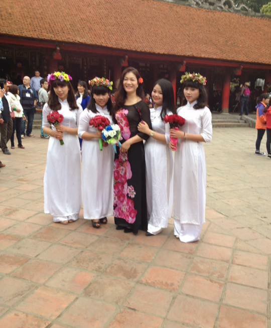 Vợ hốt hoảng thấy ảnh chồng chụp với phụ nữ khác, biết danh tính rồi còn giật mình hơn