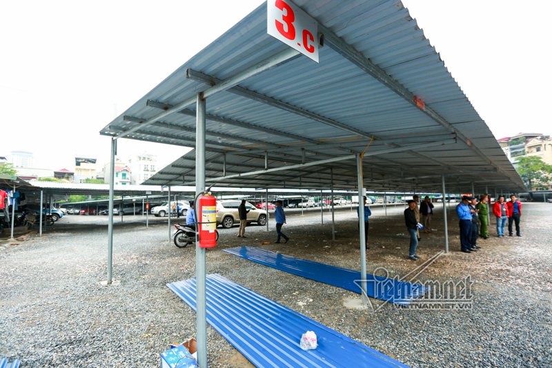 Tháo dỡ bãi giữ 350 xe ô tô một ngày ở Hà Nội