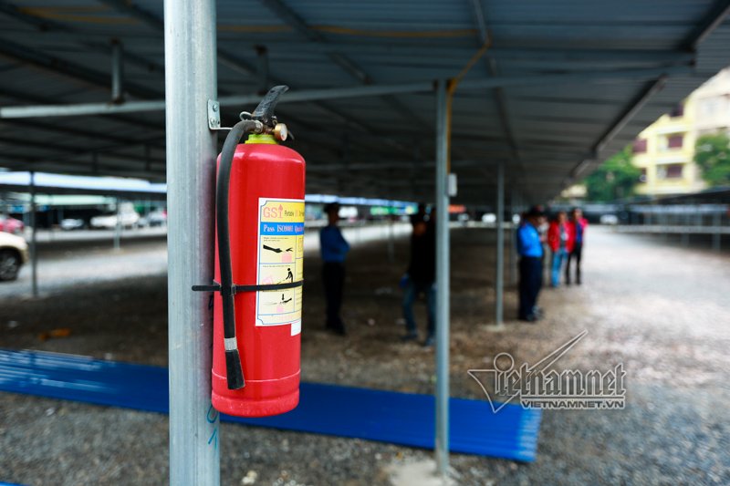 Tháo dỡ bãi giữ 350 xe ô tô một ngày ở Hà Nội