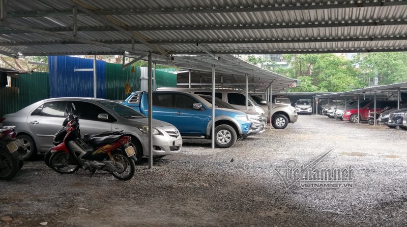 Tháo dỡ bãi giữ 350 xe ô tô một ngày ở Hà Nội