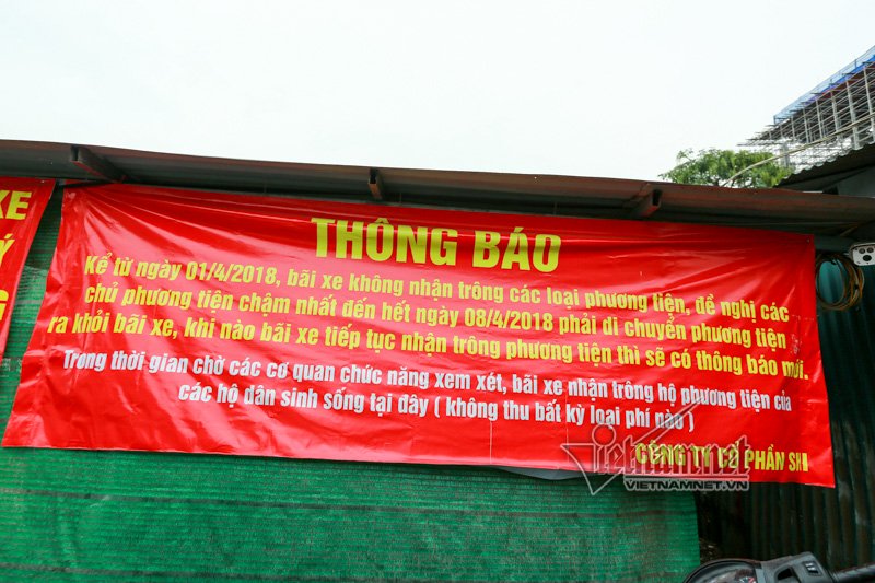 Tháo dỡ bãi giữ 350 xe ô tô một ngày ở Hà Nội