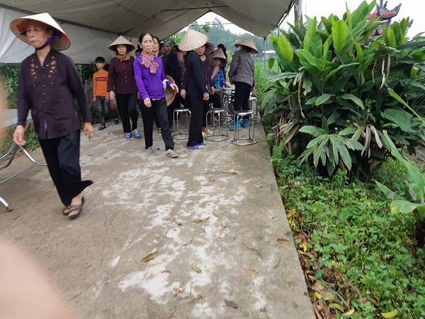 Tiếng khóc xé lòng trong phút tiễn đưa bé trai bị kẻ lạ mặt đâm tử vong ở Vĩnh Phúc