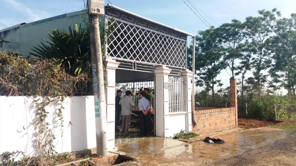 Giải cứu 3 mẹ con mắc kẹt trong ngôi nhà cháy