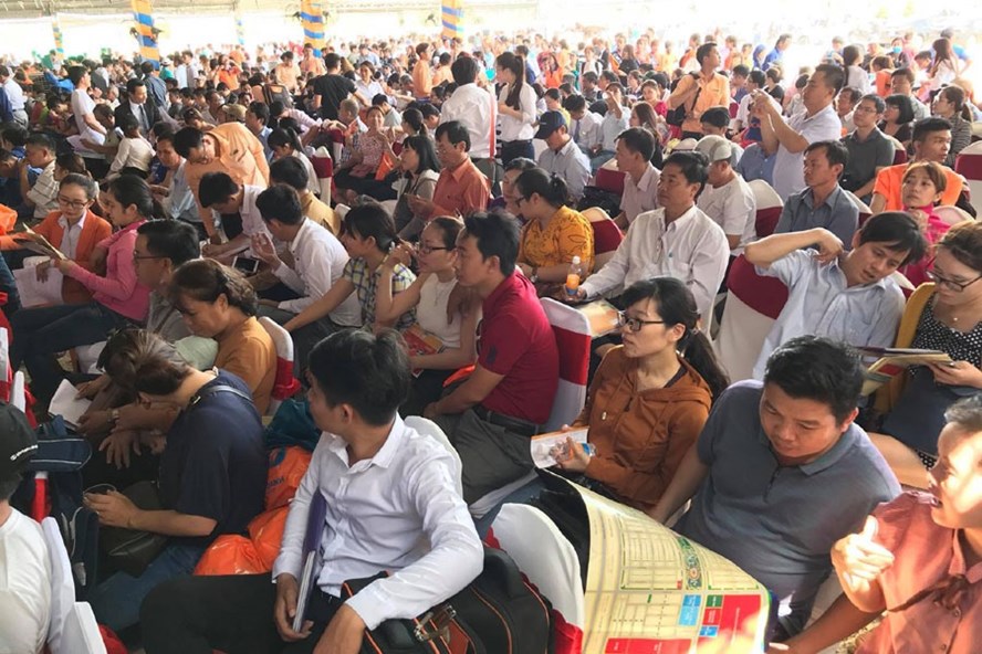 TP.Hồ Chí Minh: Chen chúc nhau đi mua đất nền