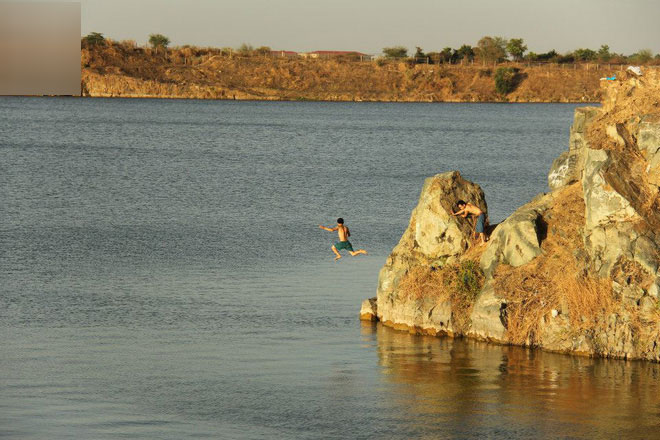 Nam sinh lớp 7 chết đuối dưới hồ tử thần ở Bình Dương, bố mẹ ngã quỵ: Chiều nay thằng bé còn lên trường để thi cơ mà