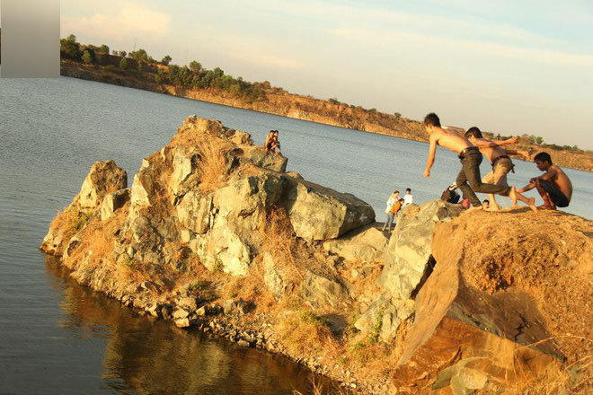 Nam sinh lớp 7 chết đuối dưới hồ tử thần ở Bình Dương, bố mẹ ngã quỵ: Chiều nay thằng bé còn lên trường để thi cơ mà