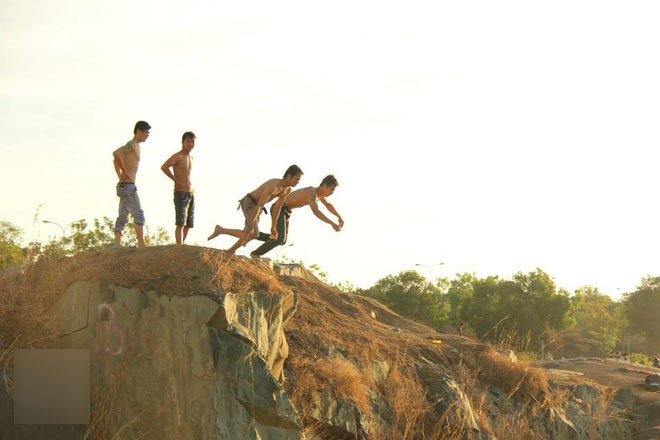 Nam sinh lớp 7 chết đuối dưới hồ tử thần ở Bình Dương, bố mẹ ngã quỵ: Chiều nay thằng bé còn lên trường để thi cơ mà