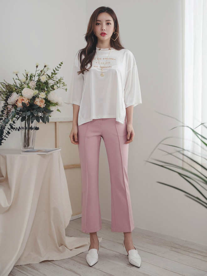 Quần âu vốn đã dễ mặc, nay thêm chi tiết ống vẩy lại càng làm siêu lòng các nàng công sở Quần âu vốn đã dễ mặc, nay thêm chi tiết ống vẩy lại càng làm siêu lòng các nàng công sở