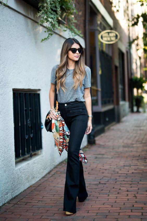 Quần jeans ống loe đích thực là món đồ dành riêng cho phái đẹp mùa này Quần jeans ống loe đích thực là món đồ dành riêng cho phái đẹp mùa này