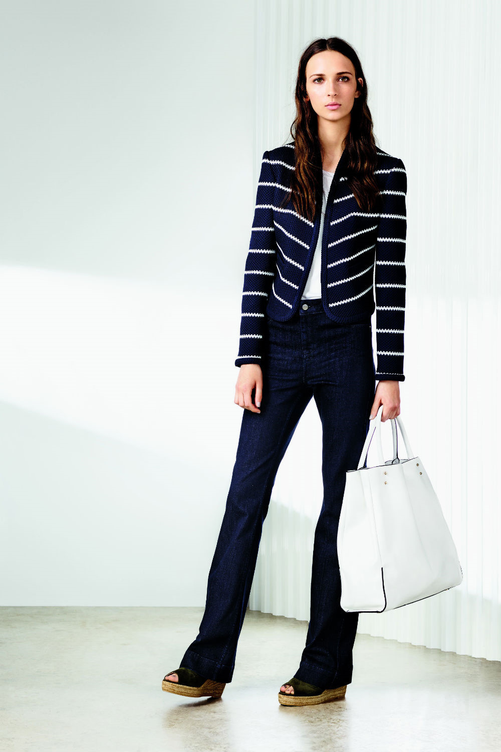 Quần jeans ống loe đích thực là món đồ dành riêng cho phái đẹp mùa này Quần jeans ống loe đích thực là món đồ dành riêng cho phái đẹp mùa này