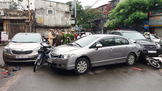 Ô tô tông liên hoàn ở cổng sau BV Bạch Mai: Cô gái tử vong khi đi mua cơm cho mẹ và em