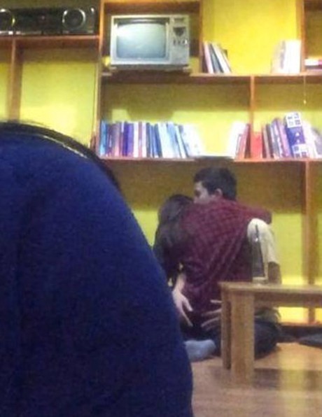 Các cặp đôi ngang nhiên â.n á.i ở quán trà sữa, cafe đông người: Phải chăng giới trẻ đang thiếu chỗ yêu?