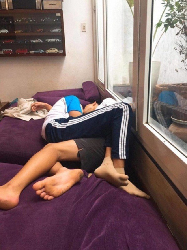 Các cặp đôi ngang nhiên â.n á.i ở quán trà sữa, cafe đông người: Phải chăng giới trẻ đang thiếu chỗ yêu?