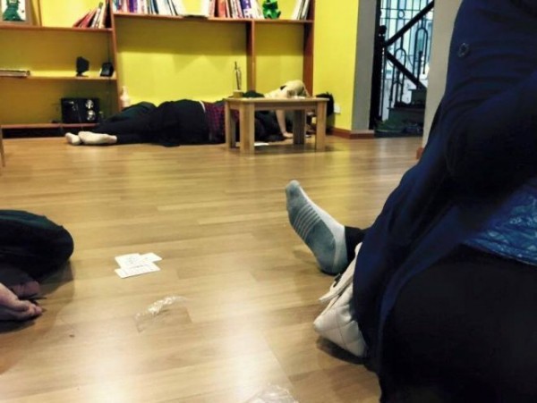 Các cặp đôi ngang nhiên â.n á.i ở quán trà sữa, cafe đông người: Phải chăng giới trẻ đang thiếu chỗ yêu?