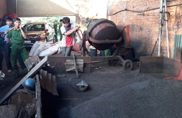 Kinh hoàng nhuộm cà phê bẩn bằng pin tuồn ra thị trường