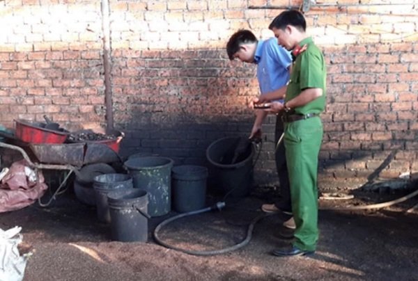 Kinh hoàng nhuộm cà phê bẩn bằng pin tuồn ra thị trường