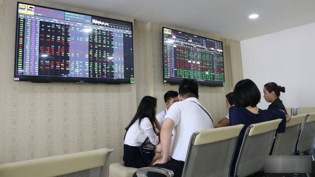 Chứng khoán bốc hơi 67.000 tỉ, chuyên gia nói đừng hoang mang