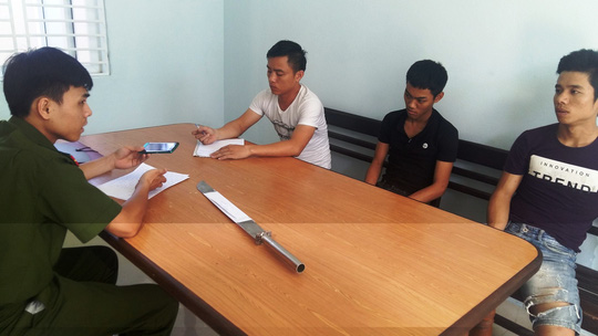 Bắt nhóm thanh niên dùng mã tấu chém người trên phố