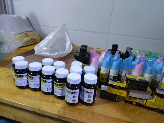 Đột kích cửa hàng bán sản phẩm trị ung thư bằng than tre ở TP HCM Đột kích cửa hàng bán sản phẩm trị ung thư bằng than tre ở TP HCM