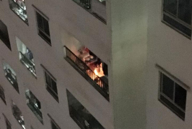 Xôn xao clip một người dân vô tư đốt vàng mã ở ban công chung cư cao tầng đông đúc nhất Hà Nội