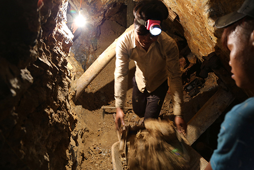 Giải cứu 11 thanh niên bị quản thúc, đánh đập tại hầm vàng