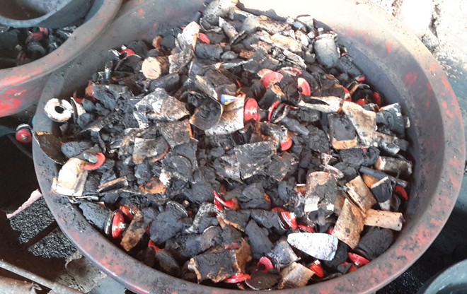 Lõi pin nhuộm cà phê: Người sử dụng có nguy cơ ngộ độc kim loại