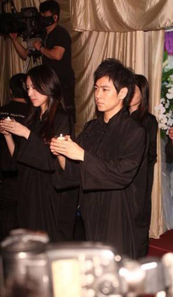 Sau bao năm làm người giấu mặt, hai bà vợ kín tiếng nhất Cbiz cuối cùng nhận được trái ngọt